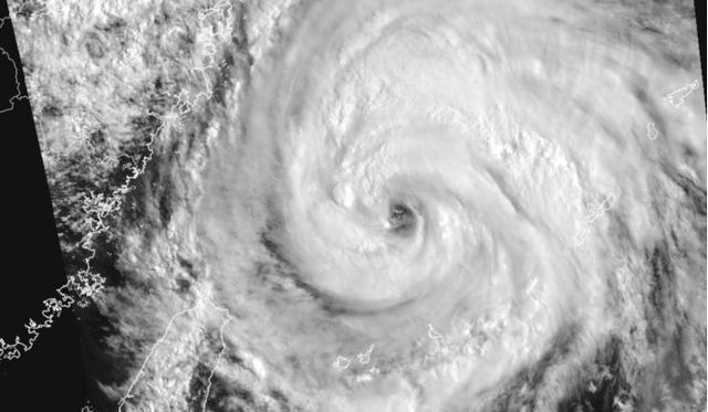 Суровый Typhoon In-Fa приближается